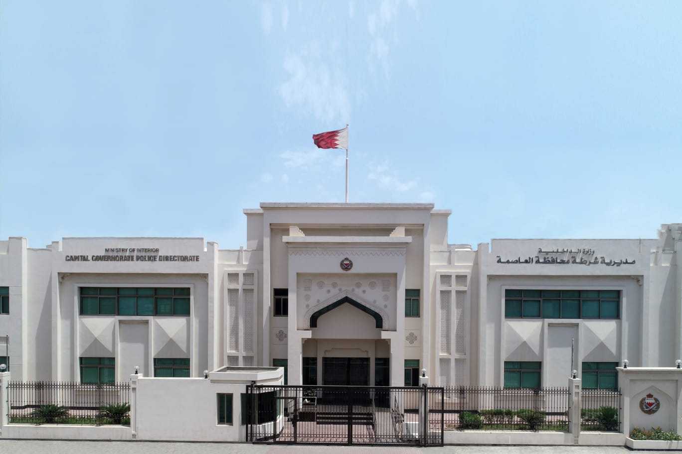 شرطة العاصمة : القبض على شخص قام بسرقة مركبة بوضع التشغيل والاستيلاء على مبلغ مالي بداخلها<